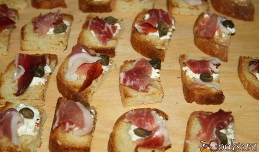 канапе со шпеком и творожным сыром