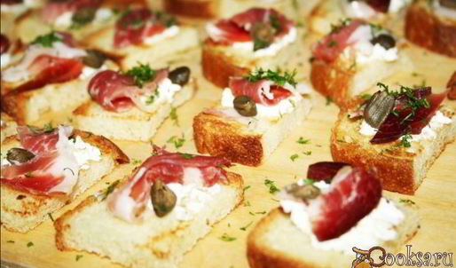 канапе со шпеком и творожным сыром