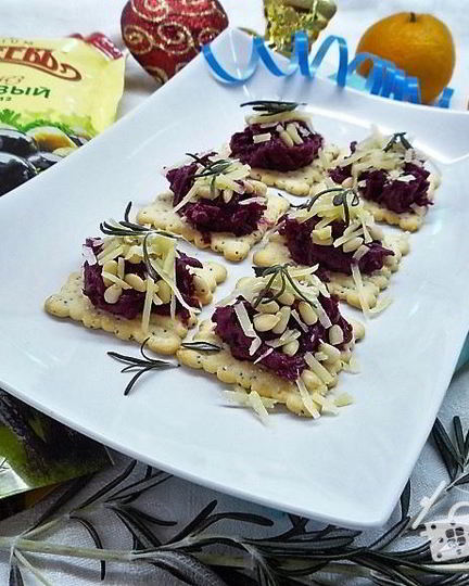 Рецепт канапе со свеклой, пармезаном и кедровыми орешками