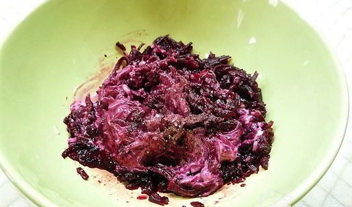 канапе со свеклой, пармезаном и кедровыми орешками