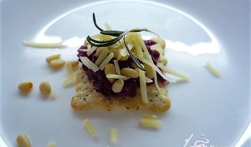 канапе со свеклой, пармезаном и кедровыми орешками