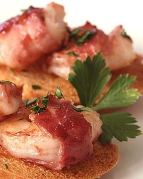 Маринованные креветки в беконе