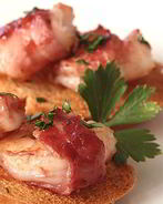 Маринованные креветки в беконе