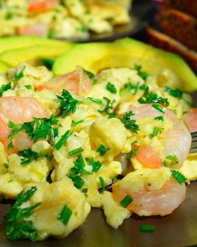 Быстрый омлет с креветками и зеленью