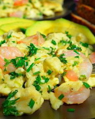 Быстрый омлет с креветками и зеленью