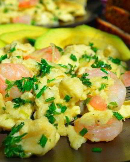 Рецепт быстрого омлета с креветками и зеленью