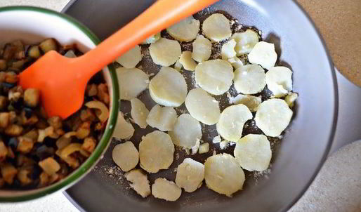 фриттата с баклажанами, картофелем и перцем