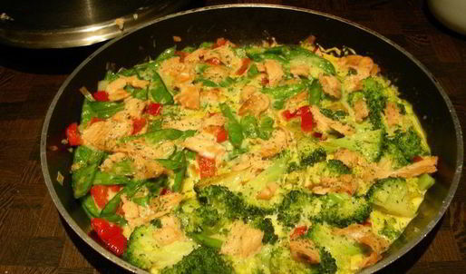 фриттата с брокколи и копченым лососем