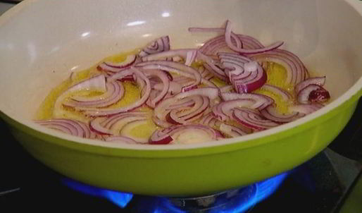 фриттата с сыром, тимьяном и вялеными помидорами