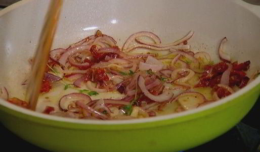 фриттата с сыром, тимьяном и вялеными помидорами