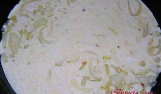 фриттата с зеленым горошком, ветчиной и луком