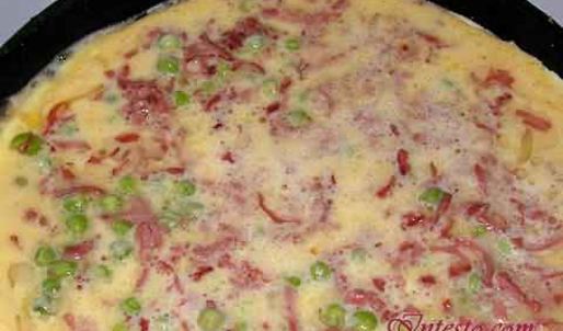 фриттата с зеленым горошком, ветчиной и луком