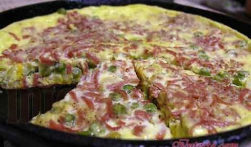 фриттата с зеленым горошком, ветчиной и луком