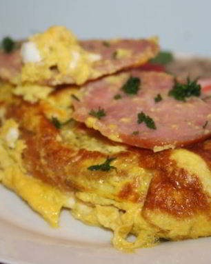 Королевский омлет на гренке с колбасой сальчичон в мультиварке