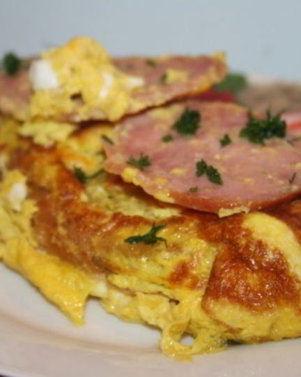 Рецепт королевского омлета на гренке с колбасой сальчичон в мультиварке