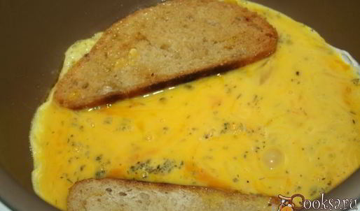 королевский омлет на гренке с колбасой сальчичон в мультиварке