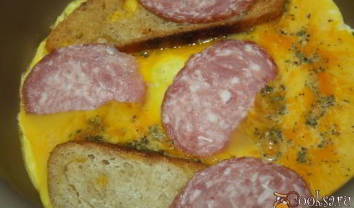 королевский омлет на гренке с колбасой сальчичон в мультиварке