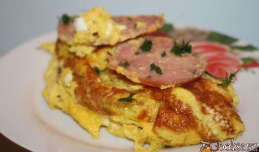 королевский омлет на гренке с колбасой сальчичон в мультиварке