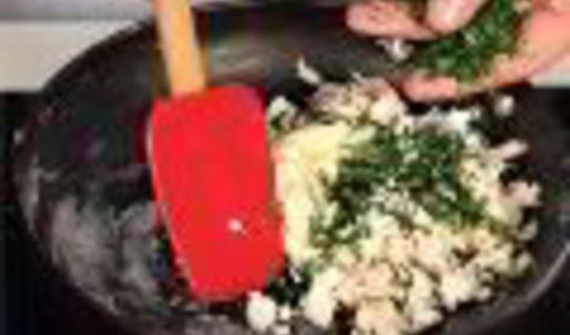 нежный омлет с копченой рыбой