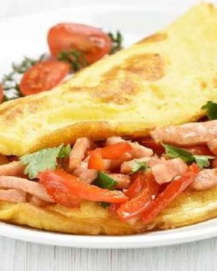 Рецепт нежного омлета с ветчиной и помидорами