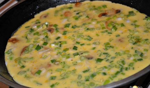 омлет с грибами и зеленым луком