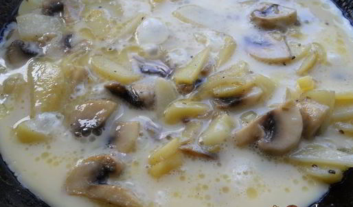 омлет с картофелем и шампиньонами