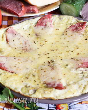 Омлет с колбасой и сыром