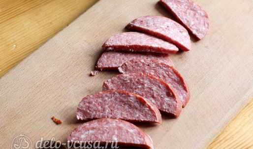 омлет с колбасой и сыром