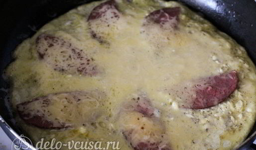 омлет с колбасой и сыром
