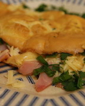 Омлет с копченой ветчиной, сыром и свежей зеленью