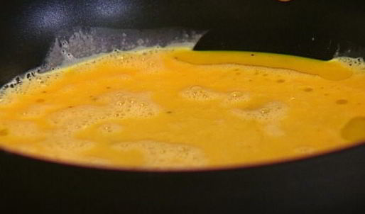 омлет с копченой ветчиной, сыром и свежей зеленью