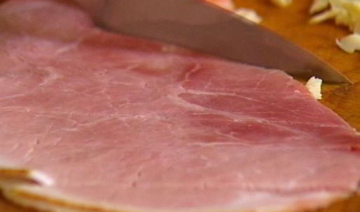 омлет с копченой ветчиной, сыром и свежей зеленью