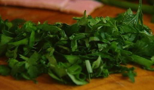 омлет с копченой ветчиной, сыром и свежей зеленью