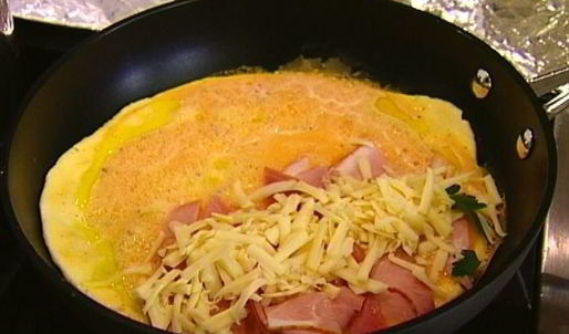 омлет с копченой ветчиной, сыром и свежей зеленью