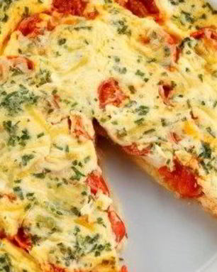 Омлет с помидорами и красным луком