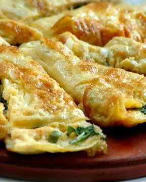 Омлет с тыквой, карамелизованным луком, горгонзолой и шалфеем