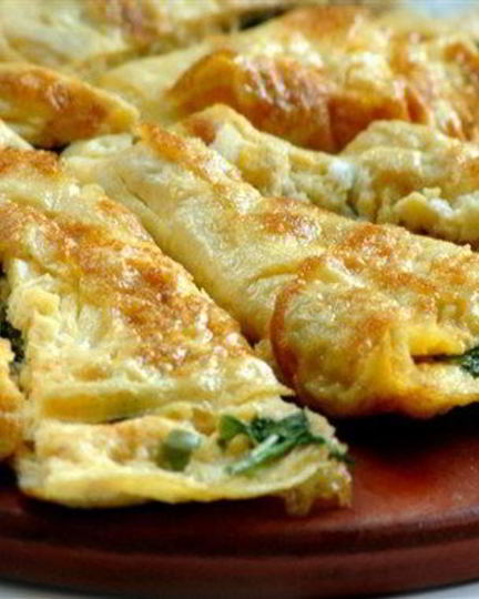 Рецепт омлета с тыквой, карамелизованным луком, горгонзолой и шалфеем