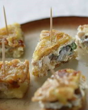 Омлетная закуска с сельдью и сливочным сыром