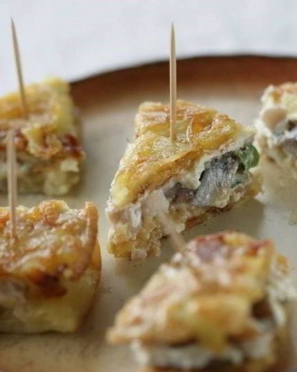 Рецепт омлетной закуски с сельдью и сливочным сыром