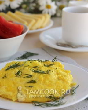 Пышный омлет с сыром на сковороде