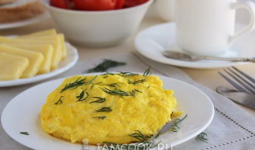 пышный омлет с сыром на сковороде