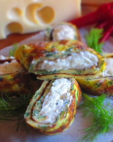 Рецепт рулетиков из омлета с творожно-сырной начинкой