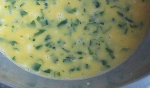 рулетики из омлета с творожно-сырной начинкой