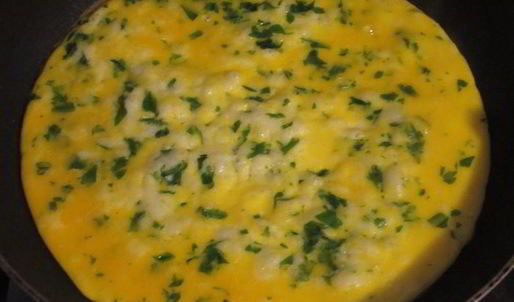 рулетики из омлета с творожно-сырной начинкой