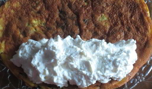 рулетики из омлета с творожно-сырной начинкой