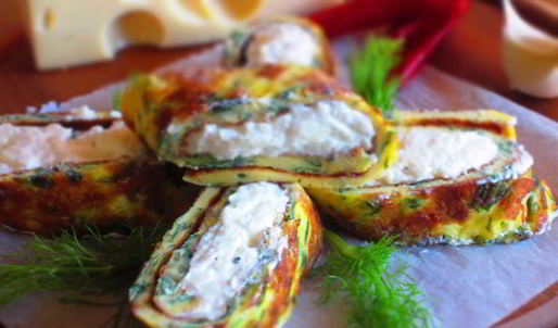 рулетики из омлета с творожно-сырной начинкой