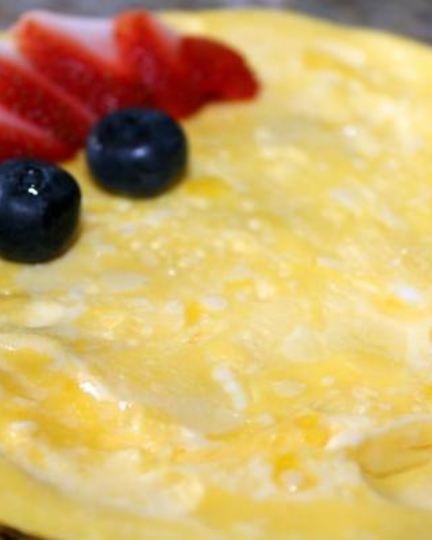 Рецепт сладкого омлета с клубникой