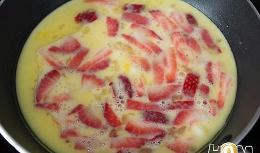 сладкий омлет с клубникой