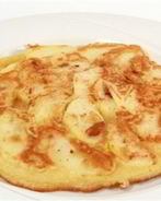 Сладкий омлет с яблоками в глазури