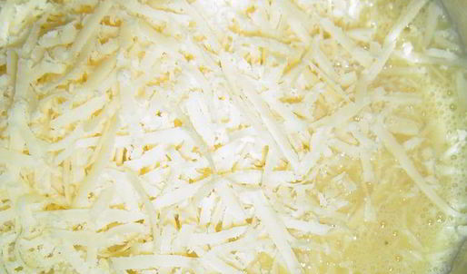 закуска из омлета, сыра и красной рыбы